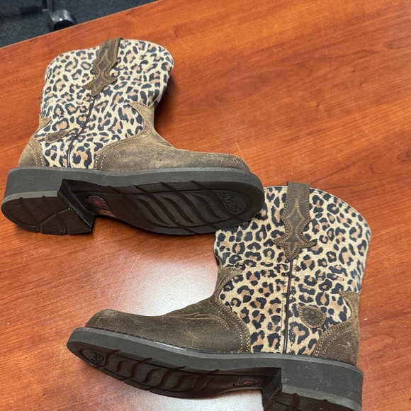 Ariat Shoes - Ariat animal print cowboy boots 5.5 // 012319